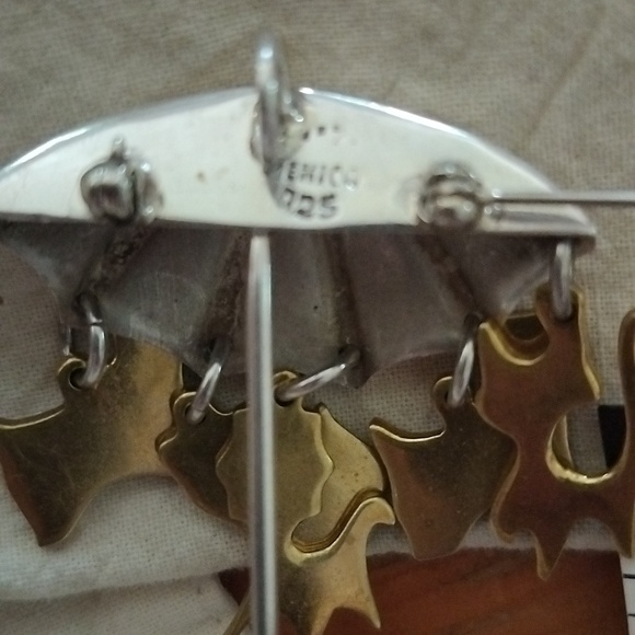 "Raining Cats and Dogs Brooch - Picture 7 of 8